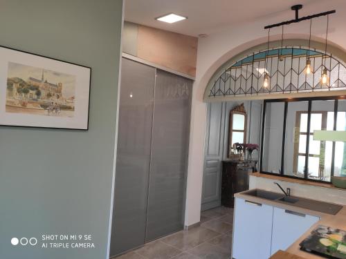 亚眠LE CANGE的厨房配有水槽和镜子