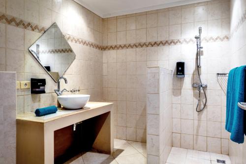 克拉伦代克Ocean View Apartment Flounder at Den Laman的一间带水槽和淋浴的浴室