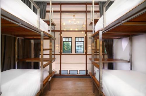 REST IS MORE hostel客房内的一张或多张双层床
