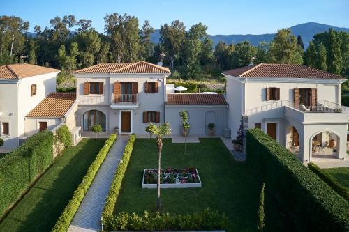 达西亚S & O Villas Corfu的享有带庭院的房屋的空中景致
