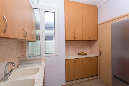 爱琴娜岛Afaia houses的厨房设有水槽和窗户。