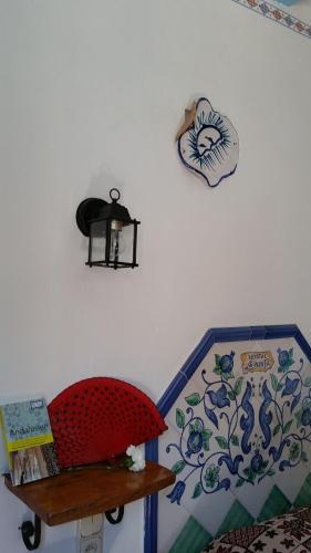 格拉纳达Hostal la Ninfa的墙上挂着时钟和架子的墙