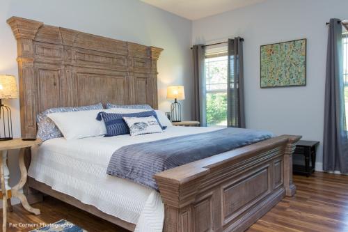 阿什维尔Mama Bears Blue Bungalow的一间卧室配有一张大床和木制床头板