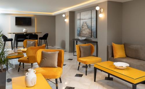 伊西翁万神殿城市酒店的客厅配有黄色椅子和沙发