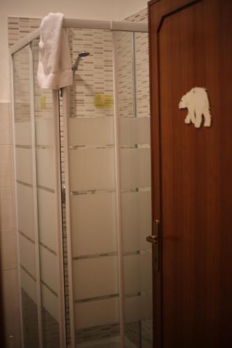 钱皮诺LA CASA DELL'ORSO的浴室设有淋浴,浴室内备有毛巾。