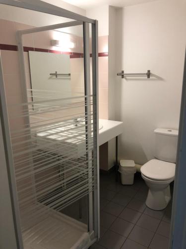 MalesherbesVILLA HOTEL的一间带玻璃淋浴和卫生间的浴室