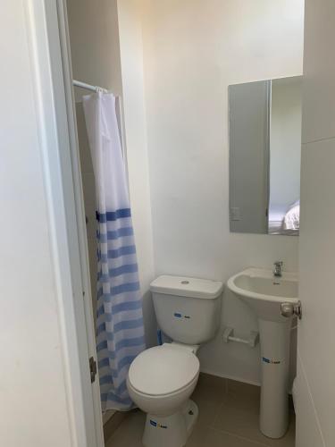 托凯马Apartamento - Tocaima的白色的浴室设有卫生间和水槽。