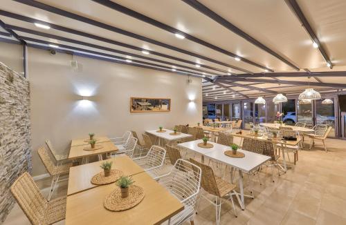 亚历山德鲁波利斯Dias Hotel的一间在房间内配有桌椅的餐厅