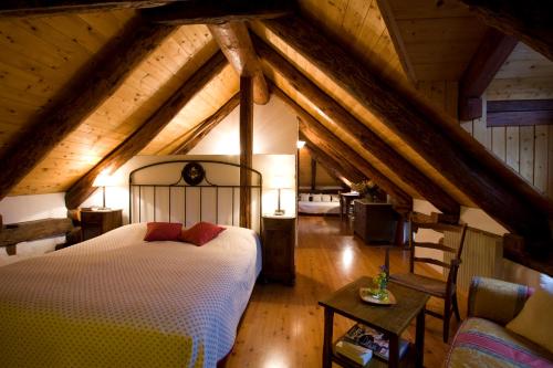洛达诺卡塞拉菲纳旅馆的阁楼上的卧室配有一张大床