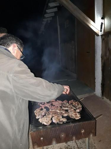 波雷奇Bikers camp的男人在烤架上烹饪肉