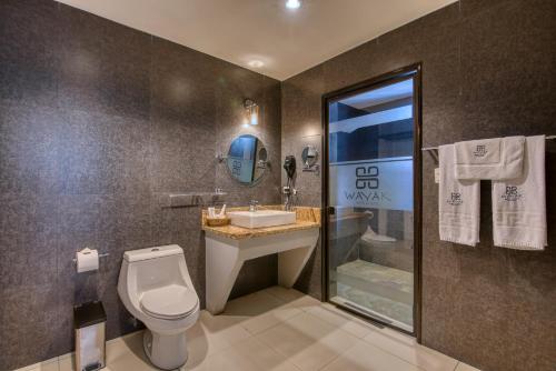 马那瓜瓦雅克酒店的一间带卫生间和水槽的浴室