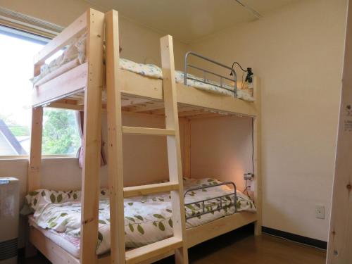 钏路Guesthouse Sakamichi Sampo的一间卧室配有两张双层床。