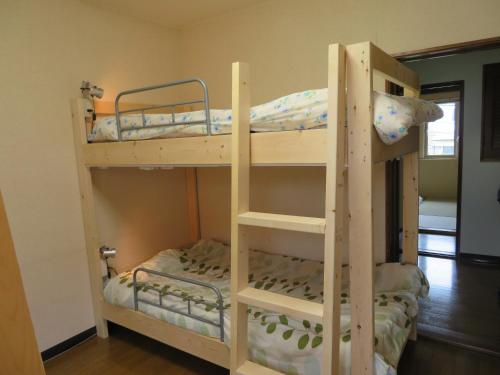 Guesthouse Sakamichi Sampo客房内的一张或多张双层床