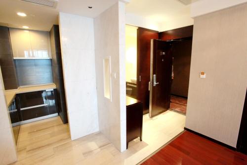 南京南京凯铂精品酒店的一间设有门的客房,可通往厨房