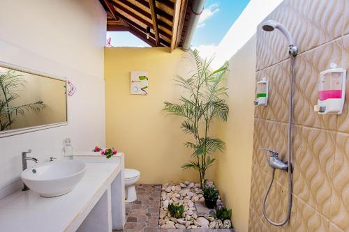 蓝梦岛岛屿凉台日落别墅及餐厅酒店的一间带水槽、卫生间和淋浴的浴室