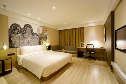 广州粤侨亚朵酒店客房内的一张或多张床位