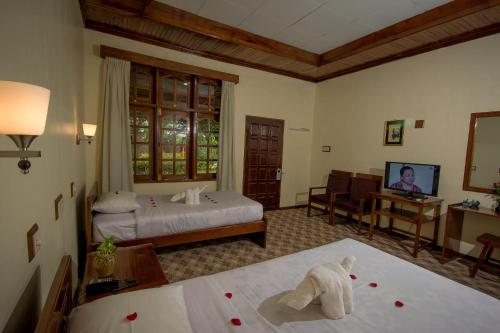 蒲甘红宝石真实酒店的酒店客房,配有床和电视