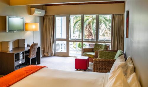 派西亚群岛海湾景区酒店的一间酒店客房,配有一张床和一台电视