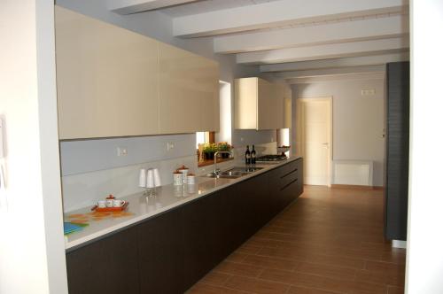 BuonabitacoloCountry House Poggio Alto的一个带白色柜台和台面的大厨房