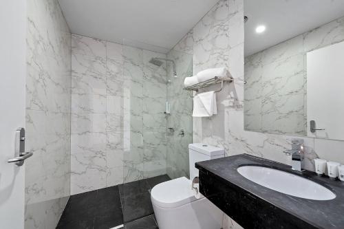 朗塞斯顿Areca Launceston的白色的浴室设有水槽和卫生间。
