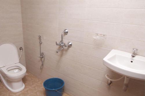 帕纳吉Viva Guest House的一间带卫生间和水槽的浴室