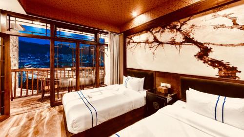 凤凰望江山居精品民宿的酒店客房设有两张床和窗户。