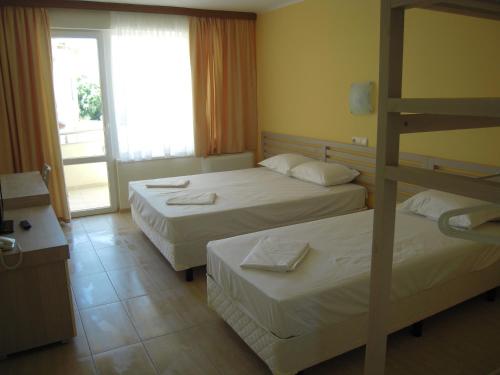 克兰内沃美景酒店的酒店客房设有两张床和一个阳台。