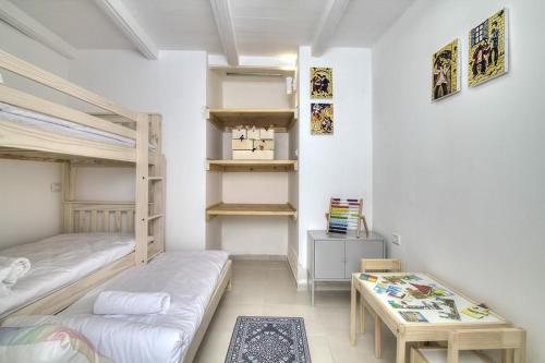 萨法德Rashbi 54的一间卧室设有两张双层床和一张桌子