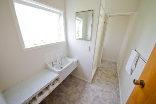 玛塔玛塔托尔公路汽车旅馆的白色的浴室设有水槽和窗户。