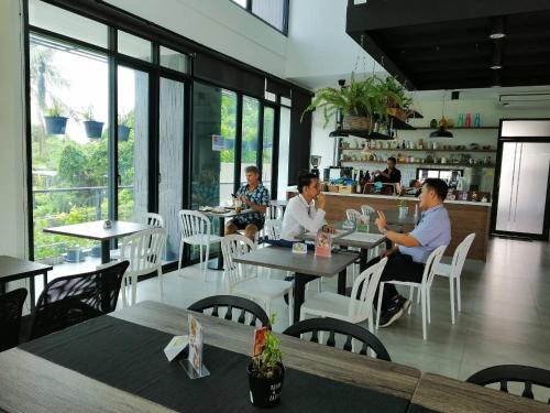 Baan Mae Suvarnabhumi Airport餐厅或其他用餐的地方