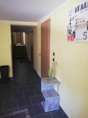 HemerPension da Alessandro的走廊上设有瓷砖地板和墙上的标志