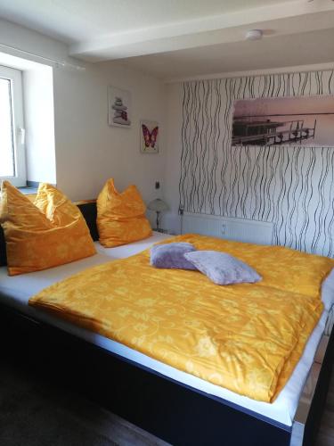 HemerPension da Alessandro的一间卧室配有两张带橙色床单的床