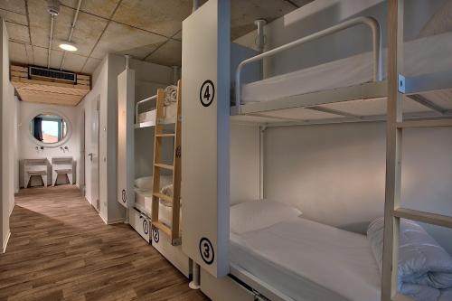 安达威尼斯旅舍客房内的一张或多张双层床