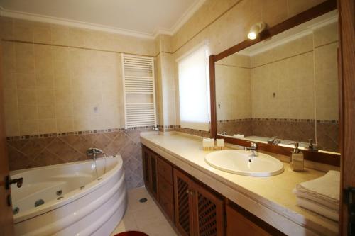 圣布拉什迪阿尔波特尔Paz e Natureza的带浴缸、水槽和镜子的浴室