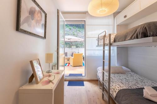 蒙达卡Etxie La casa de Mundaka EBI 326的一间卧室配有一张双层床和一张带镜子的书桌
