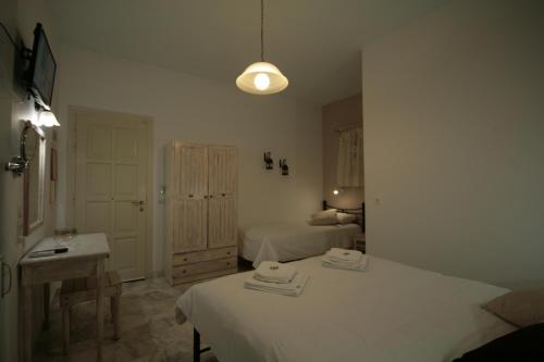 帕罗奇亚索非亚膳食公寓的白色的客房设有一张床和一个水槽以及一间卧室