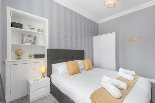 邓弗姆林No 46 - by StayDunfermline的卧室配有白色床和毛巾