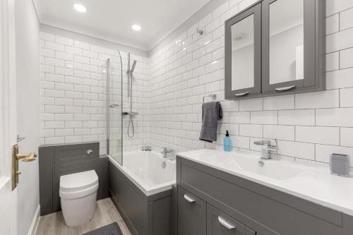邓弗姆林No 46 - by StayDunfermline的白色的浴室设有水槽和卫生间。