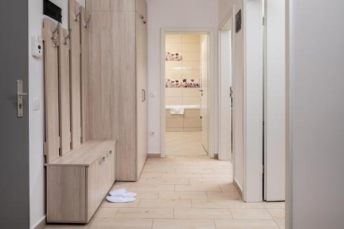 布拉索夫Brasov Holiday Apartments的走廊上设有带水槽和卫生间的浴室