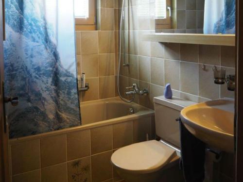 VattizCasauma Strassmann - Ferienwohnung für max. 6 Pers.的浴室配有卫生间、盥洗盆和浴缸。