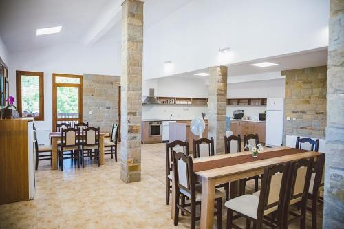 BratsigovoСтаи за гост Хит Хаус и СПА的一间带桌椅的用餐室和一间厨房