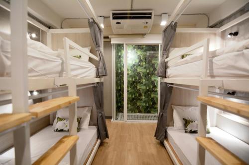 曼谷Siam Eco Hostel的客房设有双层床和窗户。