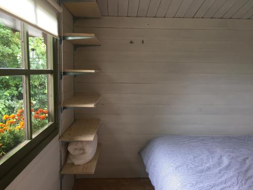 赫鲁德VierVaart Veldhuisje TERRA的卧室设有靠窗的床