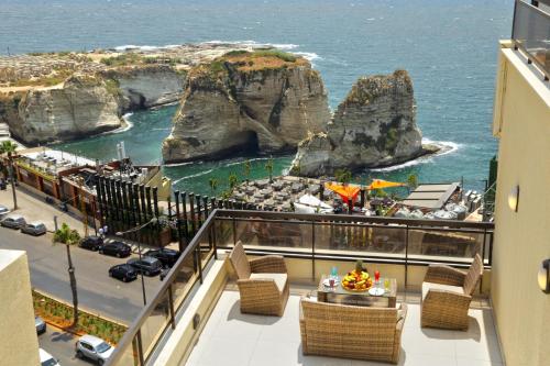 贝鲁特维达套房度假屋的阳台配有椅子,享有海景。