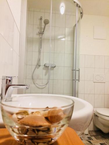 伦斯泰格地区施米德费尔德Pension SPORT-SCHMIEDE的浴室内一个玻璃碗坐在柜台上