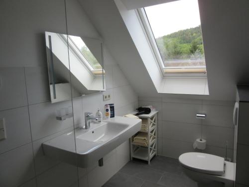 BürgelFeriendomizil Taupadel的一间带水槽和窗户的浴室