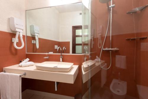 加利波利加利波利度假酒店的一间带水槽和淋浴的浴室