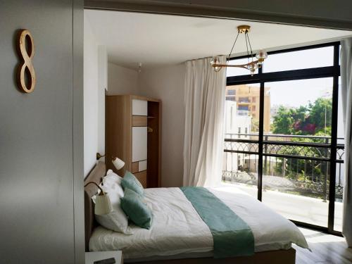 特拉维夫Cohen's Jaffa Rooms的一间卧室设有一张床和一个大窗户