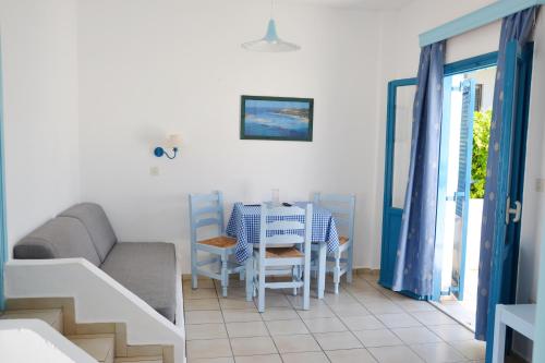 普拉坦斯加丽娜海滩酒店的客厅配有桌子和沙发