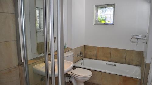 普利登堡湾Beachy Head 61的浴室配有卫生间、盥洗盆和浴缸。